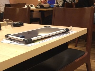 テーブルに置かれたタブレット端末