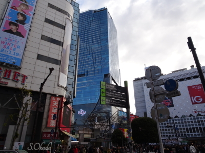 渋谷スクランブル交差点から見る渋谷駅方面